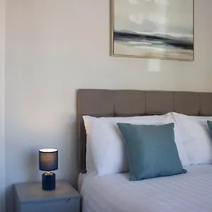 Treetops View - Cheerful & Modern In Bispham, Holiday home Blackpool