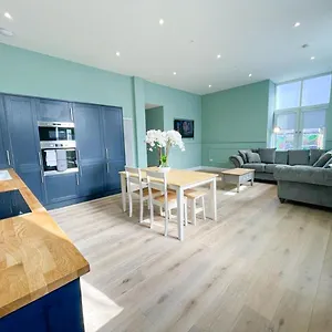 Beautiful 2br, Private Entry In Vibrant Leith Apartment Edinburgh